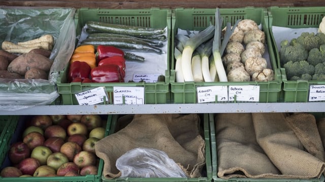 Gemüse und Früchte Auslage eines Hofladens