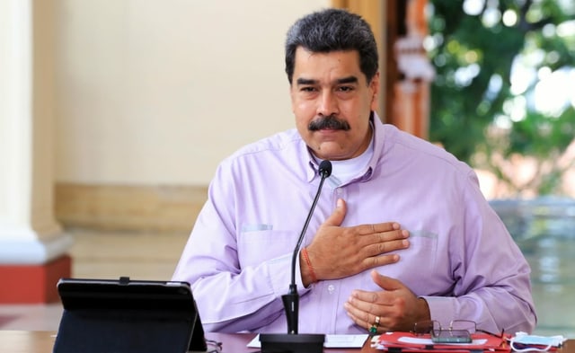 Venezuelas Präsident Nicolas Maduro fasst sich auf sein Herz.