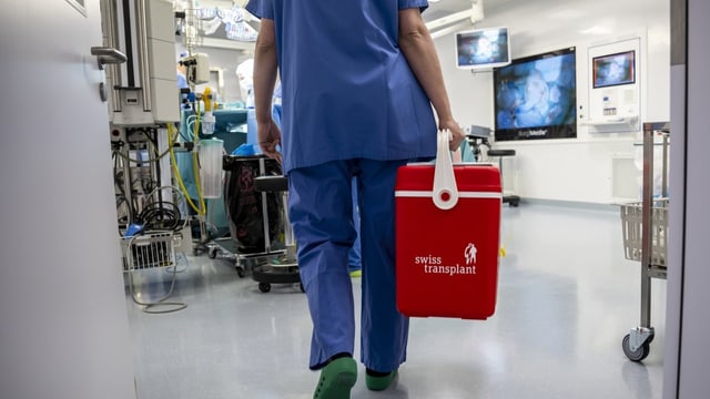 Organspende-Box im Unispital Genf (Symbolbild, ohne Organ in der Box)