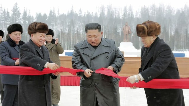 Der nordkoreanische Diktator durchschnitt bei der Einweihung der neuen Stadt ein rotes Band. 