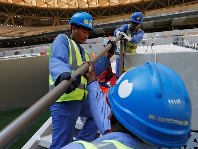 Hier werden letzte Arbeiten im WM-Final-Stadion verrichtet.