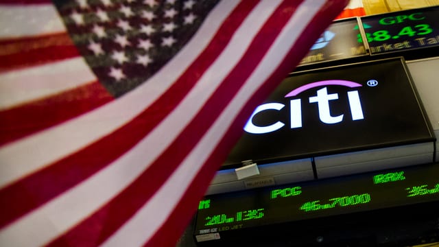 Das Logo der Citigroup hinter einer amerikanischen Fahne an der Börse in New York.