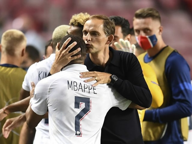 Thomas Tuchel expresses a kiss on the head of Kylian Mbappé.