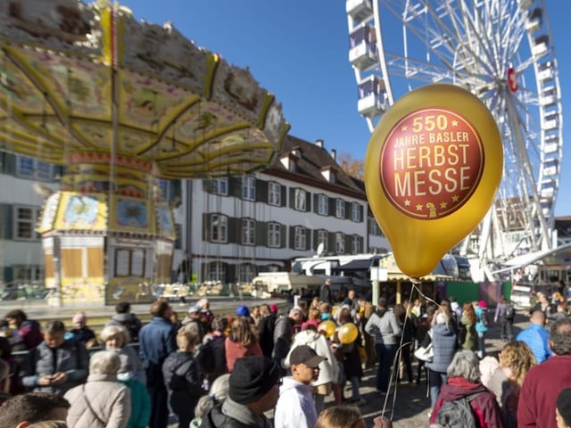 Viele Leute auf Messeplatz 