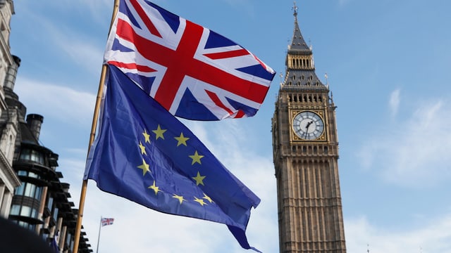 Britische Flagge über EU-Fahne im Hintergrund der Glockentrum des britischen Parlaments.