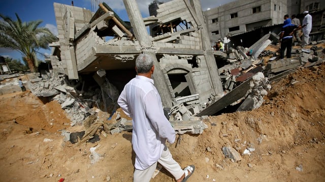 Ein Palästinenser begutachtet die Überreste eines zerstörten Hauses im Gazastreifen.