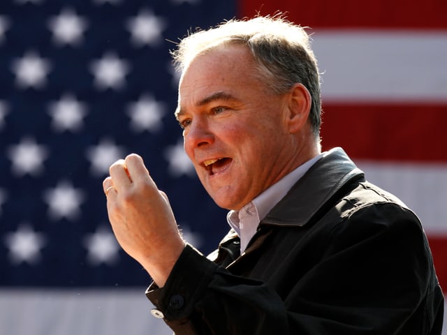 Kaine vor USA-Flagge.