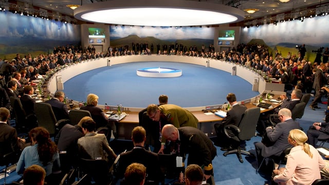 Nato-Konfernzteilnehmer im grossen Saal.