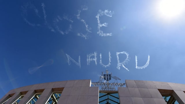 Close Nauru in Himmel geschrieben.