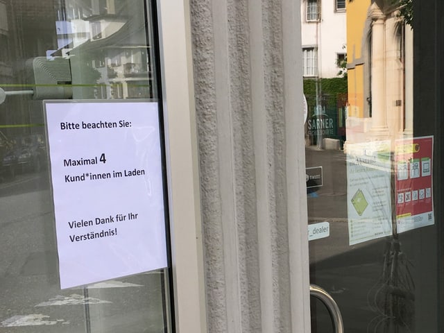 Schild am Eingang zur Buchhandlung: "Maximal 4 Kund*innen im Laden"