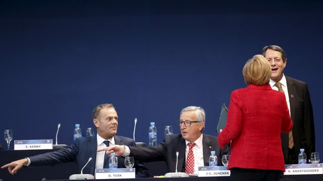 Tusk, Juncker und Merkel mit dem Rücken zur Kamera