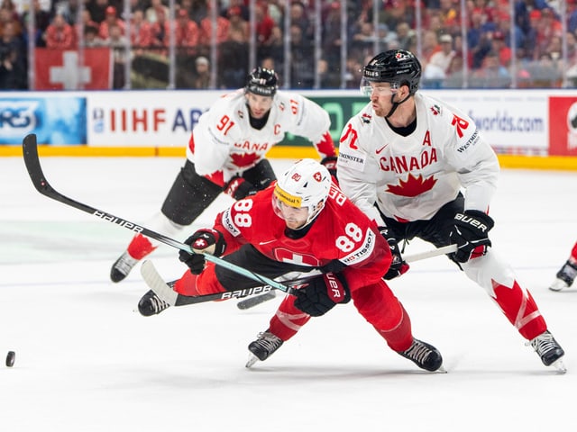 Christoph Bertschy gegen Kanadas Damon Severson.