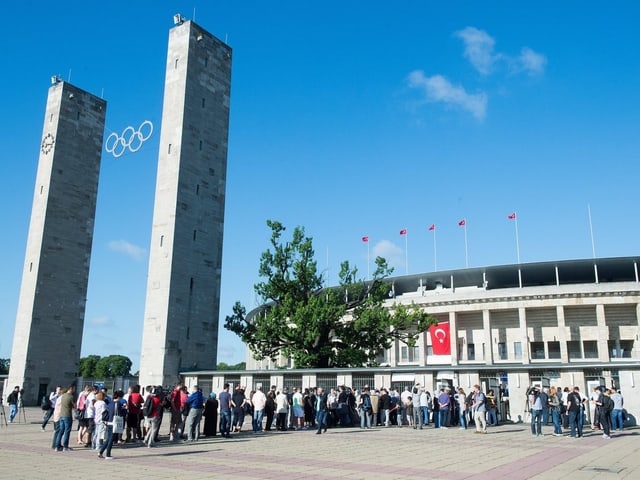 Aussenansicht vom Stadion mit wartenden Menschen