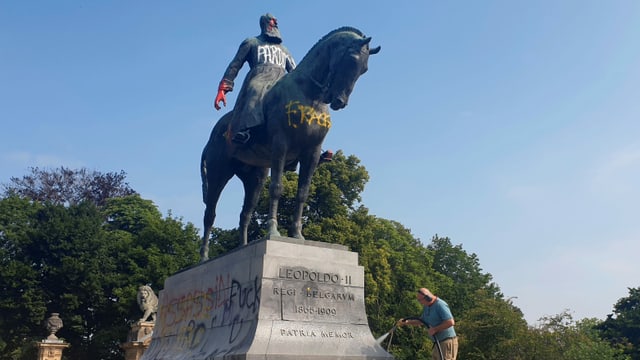 Statue Leopolds auf einem Pferrd, mit Farbe verschmiert.