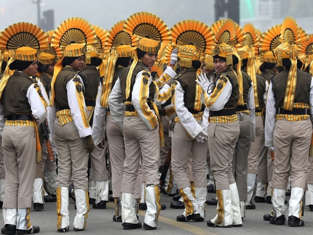 Personen in traditionellen Uniformen.