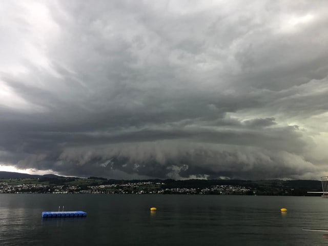 Die Superzelle über einem See.