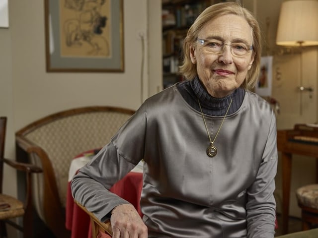 Anna Felder sitzt auf einem Stuhl in ihrer Wohnung in Aarau.