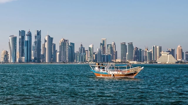 Dschunke vor Skyline von Doha