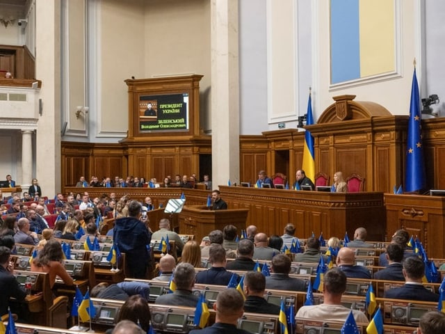 Blick in das ukrainische Parlament mit Landesflaggen.