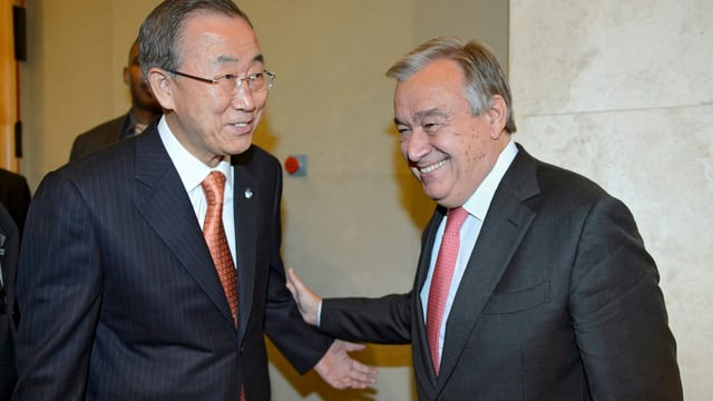 Lachende Ban Ki Moon und António Guterres