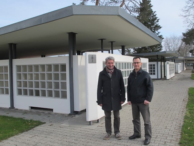 Eine Umkelidekabine mit einem Dach, zwischen dem und der Mauer ein Zwischenraum ist