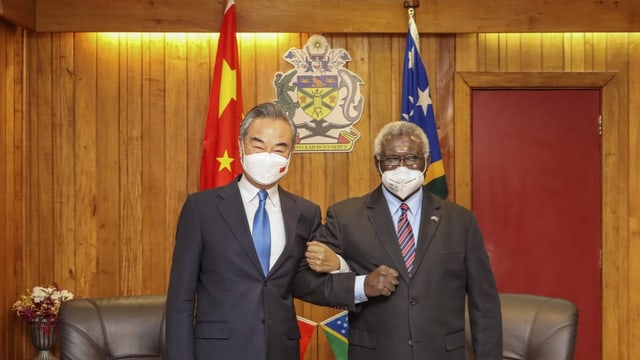 Der chinesische Aussenminister Wang Yi mit dem salomonischen Premier Manasseh Sogavare.