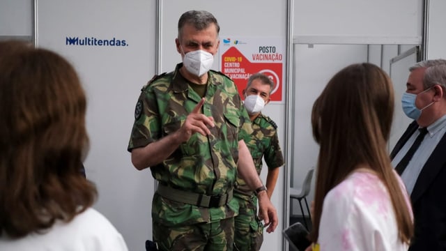 Henrique de Gouveia e Melo spricht im Tarnanzug zu Kindern und Erwachsenen