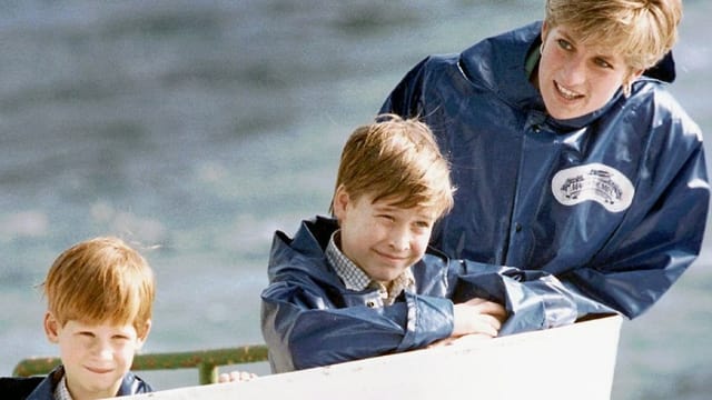 Frau mit zwei Kinder auf Boot