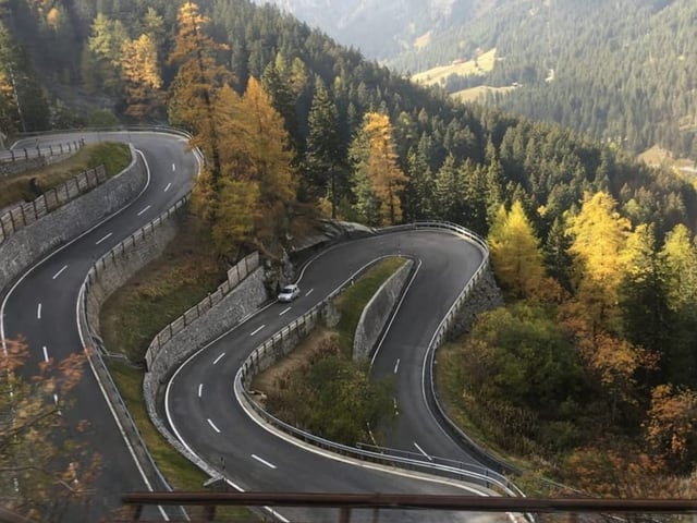 Strasse schlängelt sich durch das Tal.