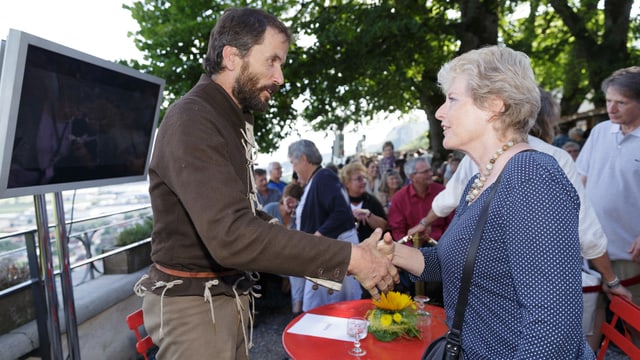 Christoph Dietschi begrüsst eine Besucherin.