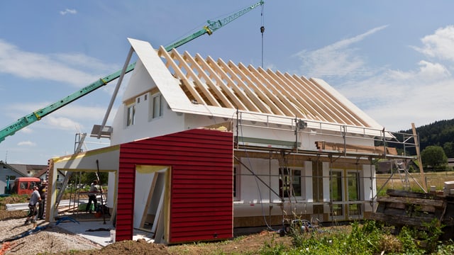 Einfamilienhaus im Bau, das Dach muss noch gedeckt werden