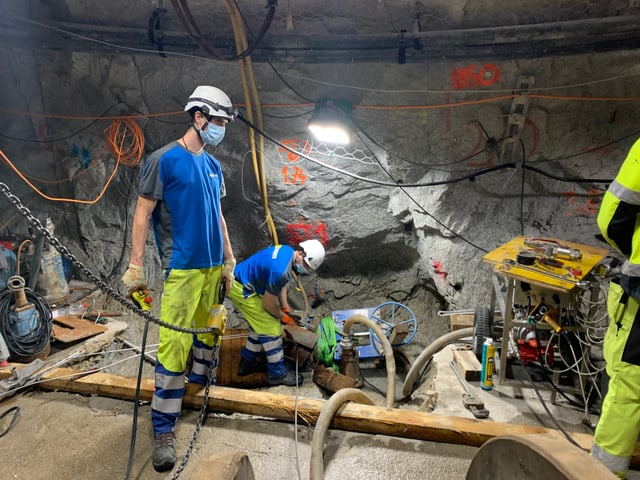 Drei junge Forscher in gelben Hosen und blauen T-Shirts