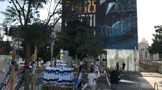 Vorbereitungen für ein Demonstration in Tel Aviv.