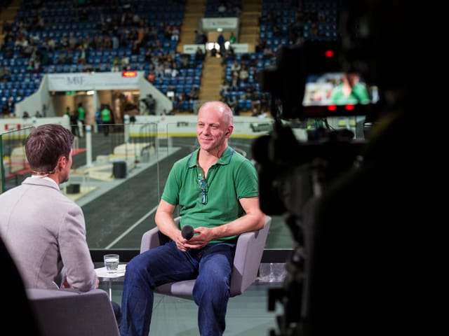 Moderator interviewt Studiogast am Cybathlon