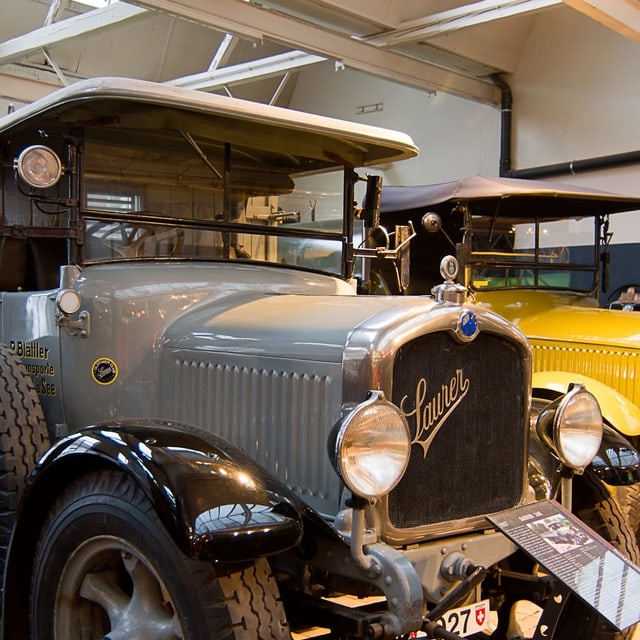 Ein grosser grauer Oldtimer der  Marke Saurer.