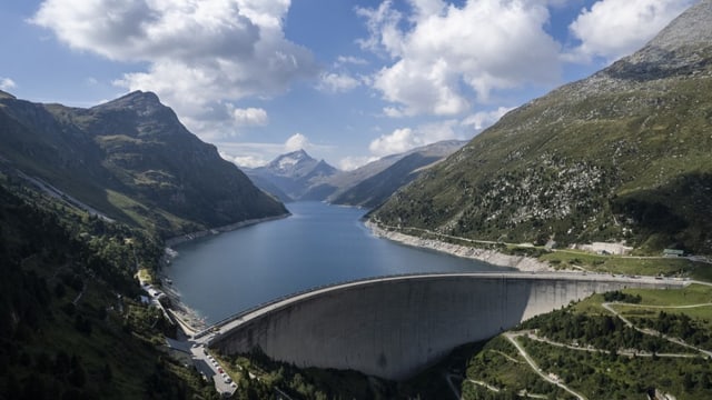 Ein Stausee mit Staumauer in den Bergen