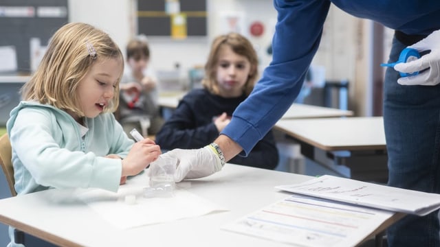 Eine Klasse macht einen Corona-Reihentest.