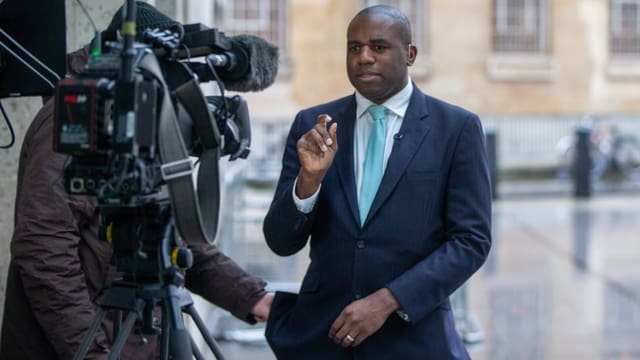 David Lammy gestikuliert bei einem Interview