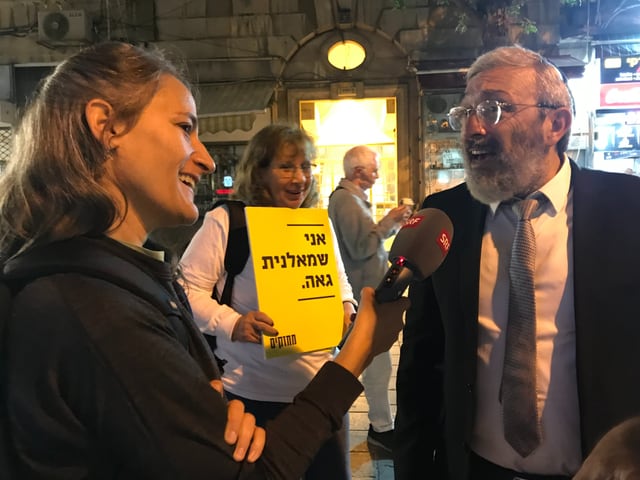 Auslandredaktorin Anna Trechsel interviewt einen Passanten in Jerusalem.