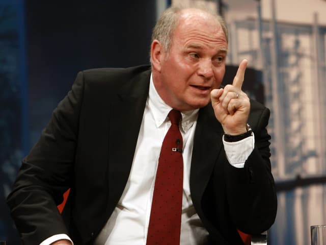 Uli Hoeness mit erhobenem Zeigefinger.