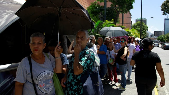 Venezolaner stehen Schlange