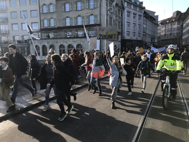 Schüler rennen über die Brücke