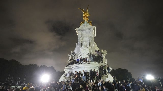 Menschen auf Statue