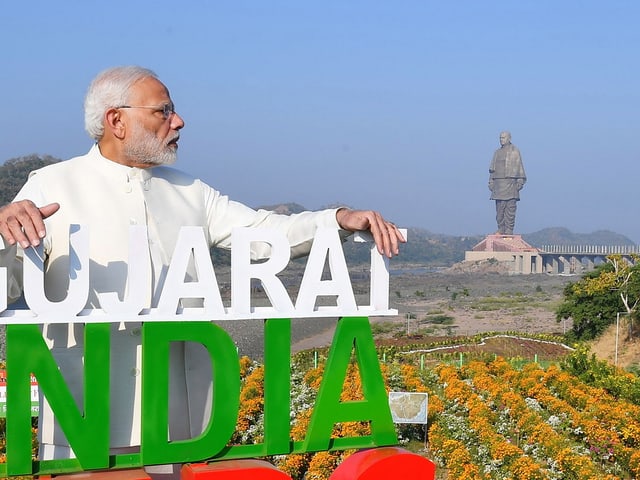 Modi blickt auf die Statue.