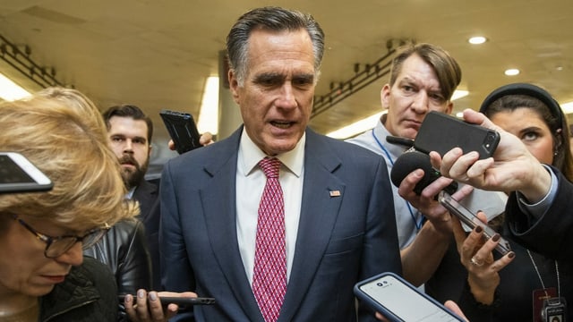 Mitt Romney umringt von Journalisten.