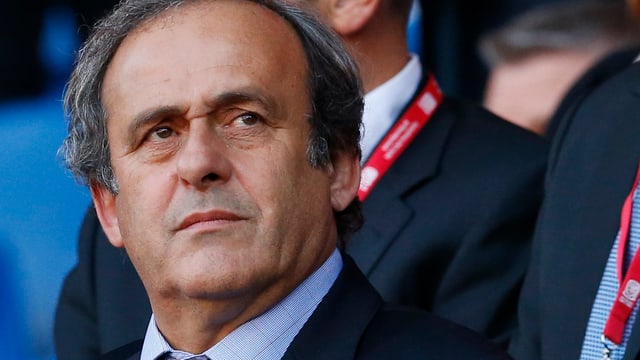 Platini mit ernster Mine. 