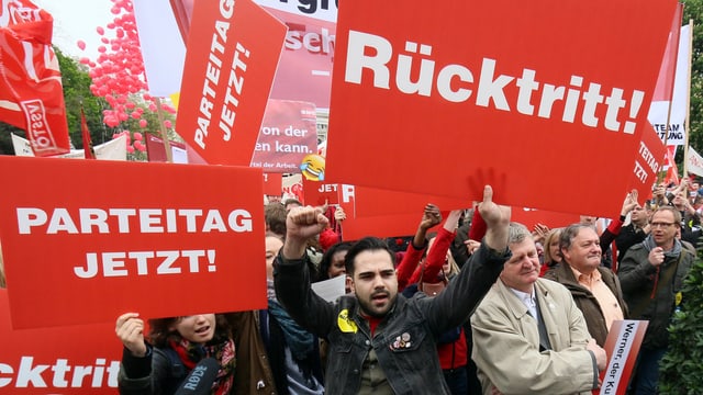 1. Mai-Veranstaltung in Wien, Demonstranten mit Rücktrittsforderungen Richtung Faymann. 