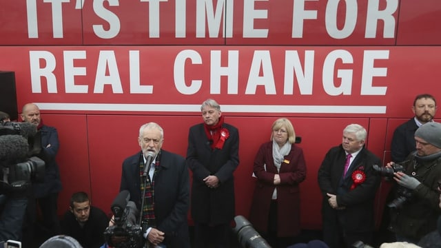 Labour-Chef Jeremy Corbyn auf Wahlkampf im schottischen Uddingston.