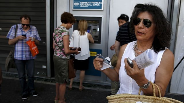 Menschen in Griechenland warten vor dem Bankomat 