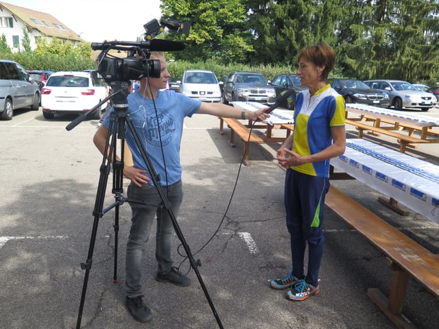 Ruth Humbel wird von einem Reporter des Lokalfernsehens interviewt